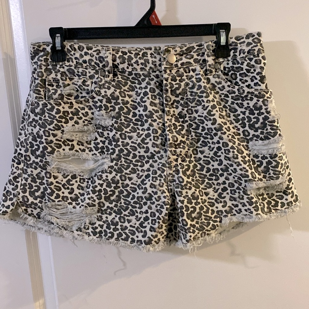 Easel size Medium Leopard Shorts